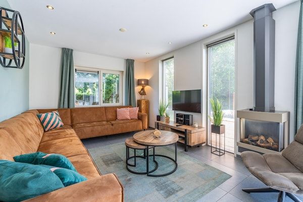 Woonkamer - Luxe 8-persoons vakantievilla met biodiesel hottub in De Koog (3)