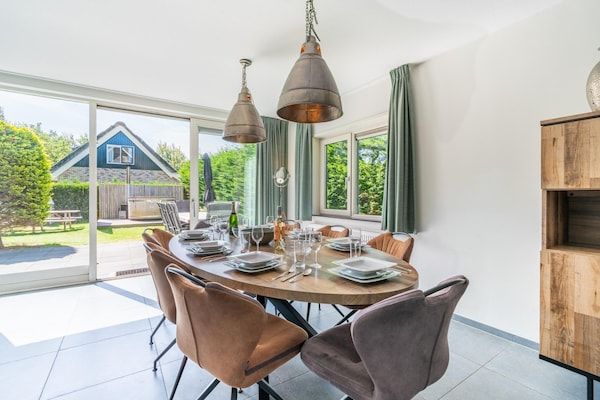 Eetkamer - Luxe 8-persoons vakantievilla met biodiesel hottub in De Koog (5)