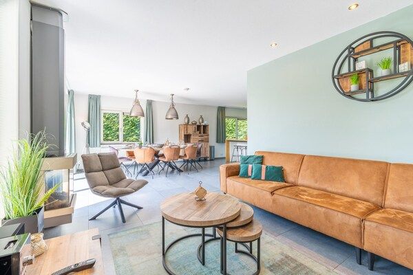 Woonkamer - Luxe 8-persoons vakantievilla met biodiesel hottub in De Koog (4)