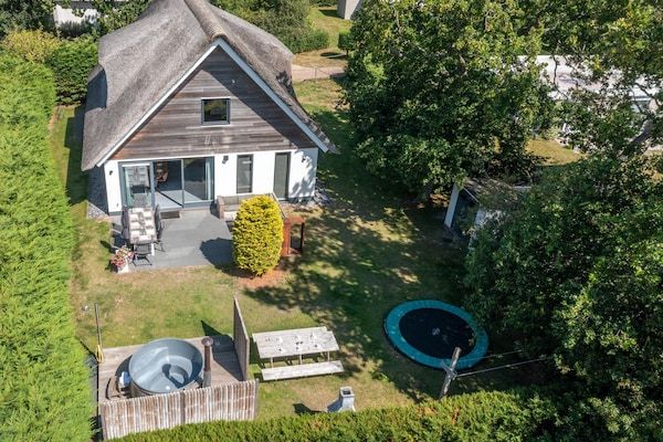 Buitenkant - Luxe 8-persoons vakantievilla met biodiesel hottub in De Koog (2)