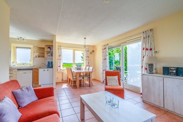 Woonkamer - Vrijstaande vakantiewoning met landelijk uitzicht in De Cocksdorp (3)
