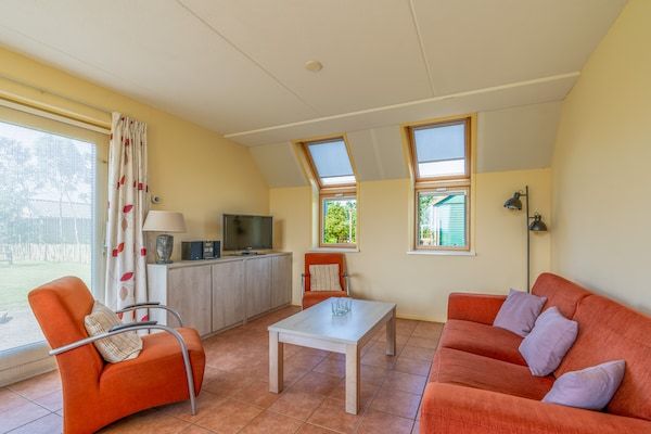 Woonkamer - Vrijstaande vakantiewoning met landelijk uitzicht in De Cocksdorp (4)