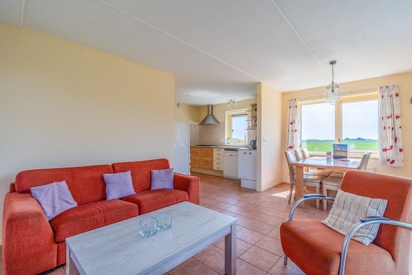 Woonkamer - Vrijstaande vakantiewoning met landelijk uitzicht in De Cocksdorp (5)