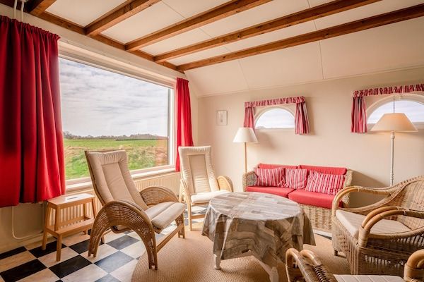 Woonkamer - Originele schapenboet met weids uitzicht in De Koog (4)
