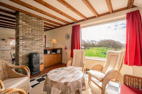 Woonkamer - Originele schapenboet met weids uitzicht in De Koog (5)