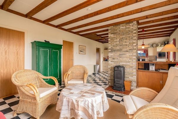 Woonkamer - Originele schapenboet met weids uitzicht in De Koog (3)