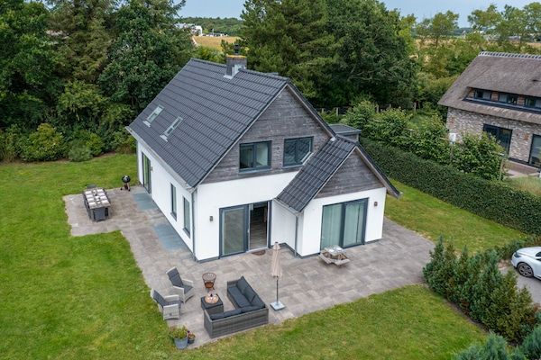Buitenkant - Ruime en lichte 10-persoons vakantievilla in De Koog (1)