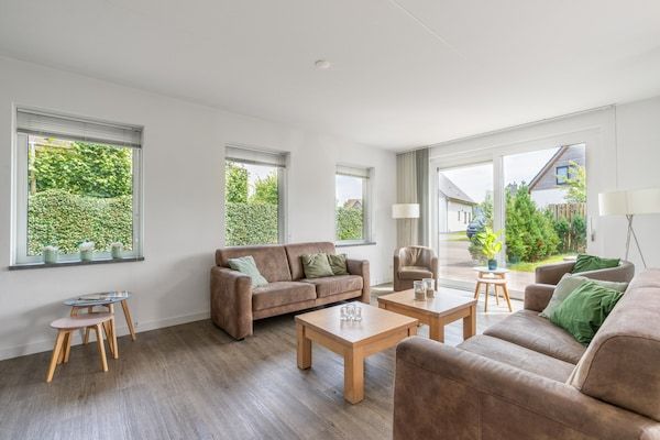 Woonkamer - Ruime en lichte 10-persoons vakantievilla in De Koog (4)