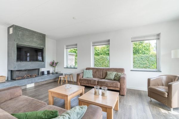 Woonkamer - Ruime en lichte 10-persoons vakantievilla in De Koog (5)