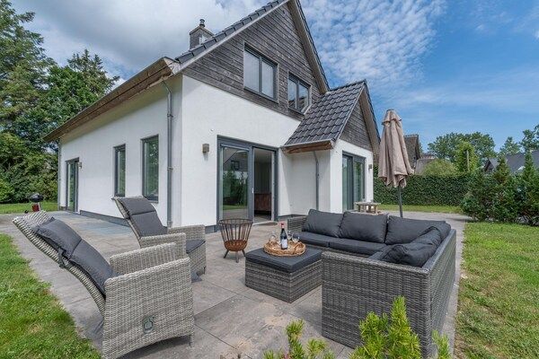 Buitenkant - Ruime en lichte 10-persoons vakantievilla in De Koog (3)