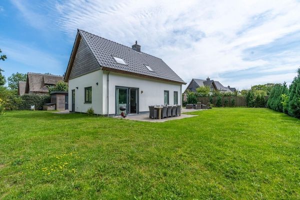 Buitenkant - Ruime en lichte 10-persoons vakantievilla in De Koog (2)
