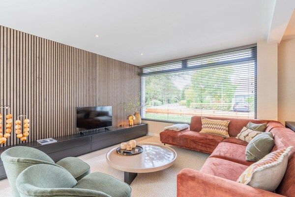 Woonkamer - Luxe en sfeervolle 8-persoons familievilla in De Koog (4)