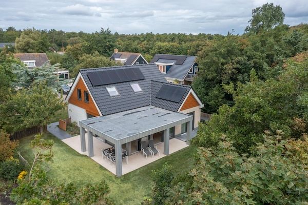 Buitenkant - Luxe en sfeervolle 8-persoons familievilla in De Koog (1)
