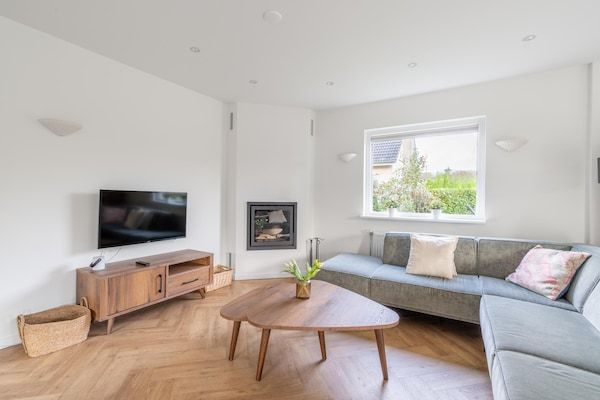 Woonkamer - Modern ingerichte vakantiewoning voor 6- personen in De Koog (3)