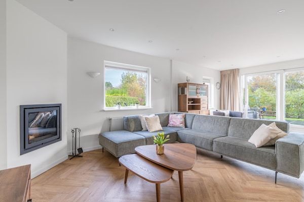 Woonkamer - Modern ingerichte vakantiewoning voor 6- personen in De Koog (4)