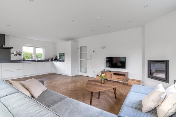 Woonkamer - Modern ingerichte vakantiewoning voor 6- personen in De Koog (5)