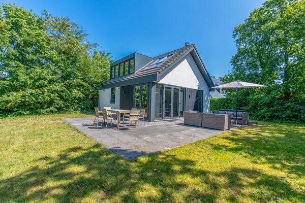 Buitenkant - Luxe 6 persoons vakantiehuis gelegen aan de rand van het bos in Den Burg (2)