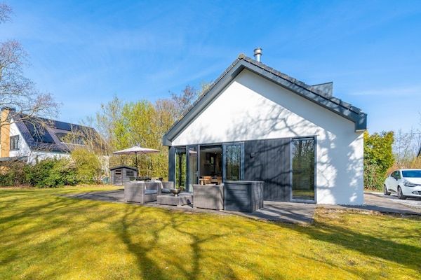 Buitenkant - Luxe 6 persoons vakantiehuis gelegen aan de rand van het bos in Den Burg (3)