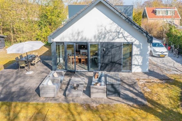 Buitenkant - Luxe 6 persoons vakantiehuis gelegen aan de rand van het bos in Den Burg (4)