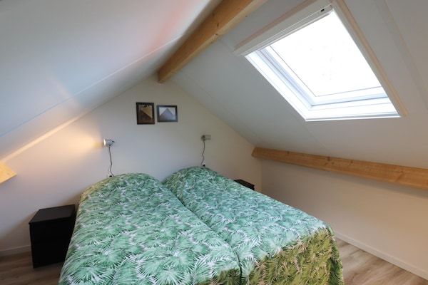 Slaapkamer - Chalet in Friesland bij grote meren in Sint Nicolaasga (5)