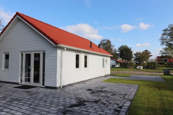 Buitenkant - Chalet in Friesland bij grote meren in Sint Nicolaasga (1)