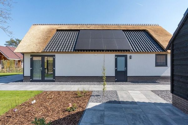 Buitenkant - Rietgedekte bungalow met privéterras in Baarle-nassau (1)