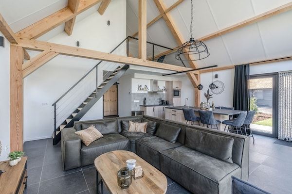 Woonkamer - Rietgedekte bungalow met privéterras in Baarle-nassau (2)