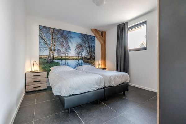Slaapkamer - Rietgedekte bungalow met privéterras in Baarle-nassau (4)