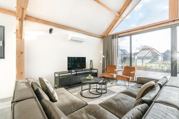 Woonkamer - Bungalow met uitzicht op vijver in Baarle-nassau (2)