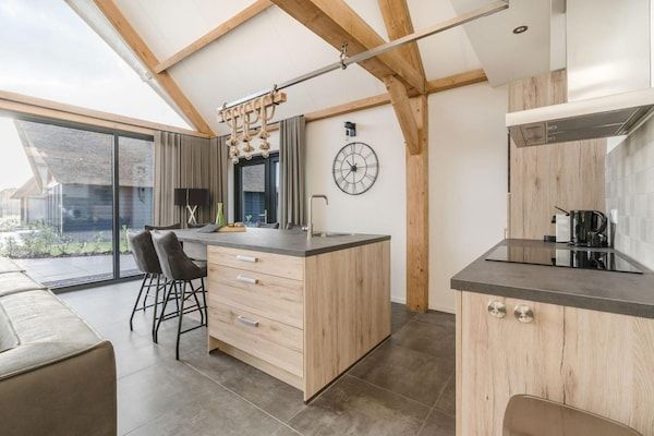 Keuken - Bungalow met uitzicht op vijver in Baarle-nassau (4)