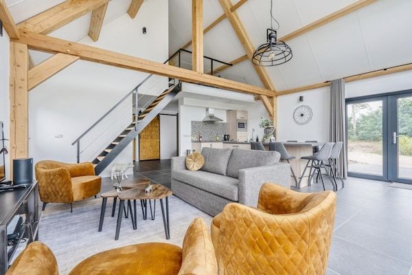 Woonkamer - Verblijf in een lodge met uitzicht op de vijver in Baarle-nassau (2)