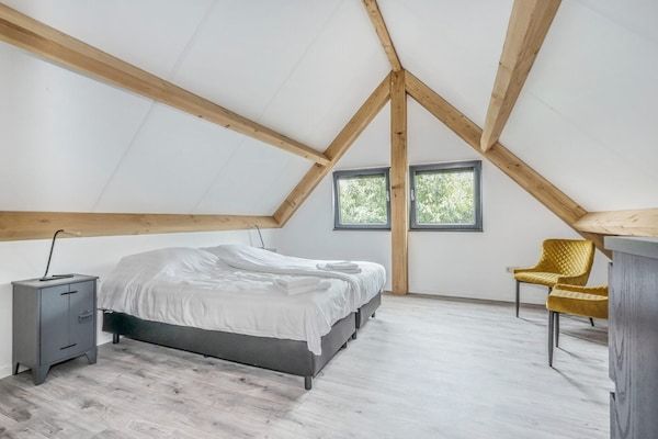 Slaapkamer - Verblijf in een lodge met uitzicht op de vijver in Baarle-nassau (4)