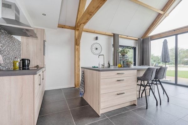 Keuken - Verblijf in een lodge met uitzicht op de vijver in Baarle-nassau (3)