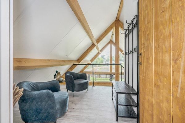 Terras - Verblijf in een lodge met uitzicht op de vijver in Baarle-nassau (5)