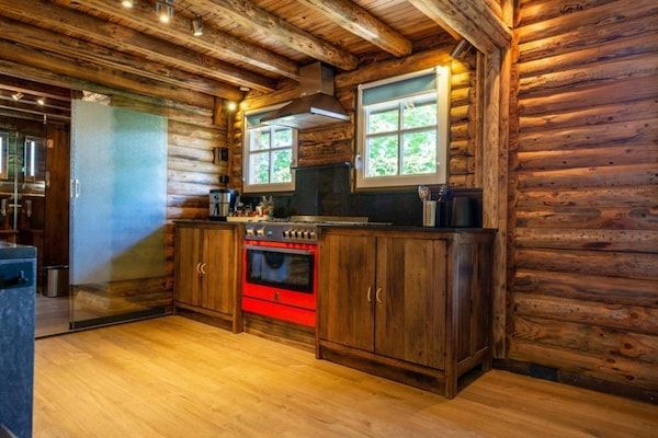 Keuken - Ruim houten chalet met overdekt terras in Baarle-nassau (3)