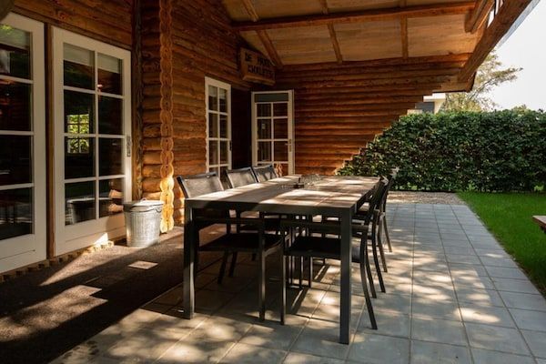 Terras - Ruim houten chalet met overdekt terras in Baarle-nassau (5)