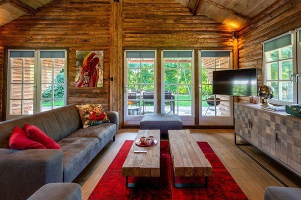 Woonkamer - Ruim houten chalet met overdekt terras in Baarle-nassau (2)