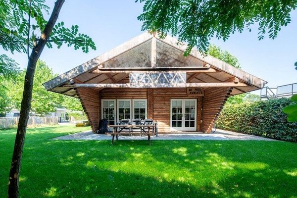 Buitenkant - Ruim houten chalet met overdekt terras in Baarle-nassau (1)