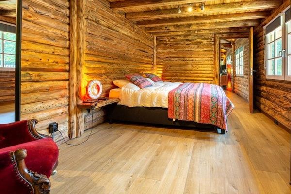 Slaapkamer - Ruim houten chalet met overdekt terras in Baarle-nassau (4)