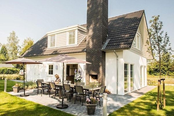 Buitenkant - Ruime 10-persoonsvilla op rustig vakantiepark in Baarle-nassau (1)