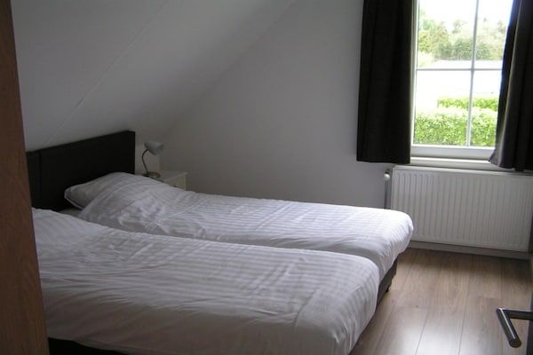 Slaapkamer - Ruime 10-persoonsvilla op rustig vakantiepark in Baarle-nassau (5)