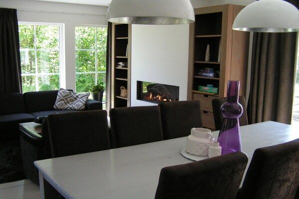 Eetkamer - Ruime 10-persoonsvilla op rustig vakantiepark in Baarle-nassau (3)