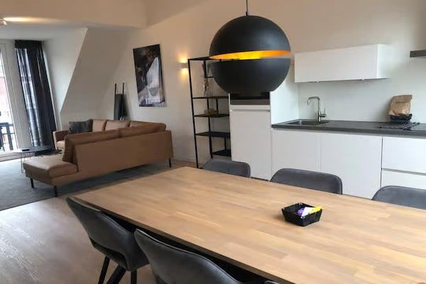 Eetkamer - 5-persoons lodge met privébalkon in Zoutelande (3)