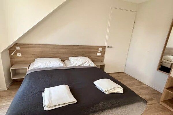 Slaapkamer - 5-persoons lodge met privébalkon in Zoutelande (4)
