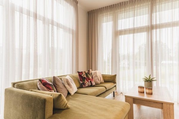 Woonkamer - Schilderachtige boslodge nabij Holterberg met uitzicht op het water in Rijssen (2)
