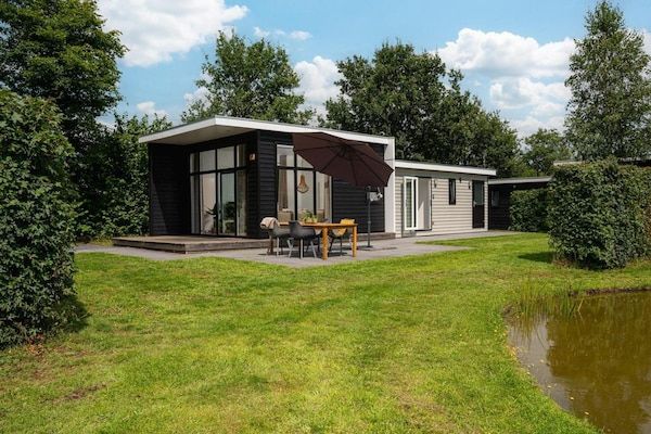 Buitenkant - Schilderachtige boslodge nabij Holterberg met uitzicht op het water in Rijssen (1)