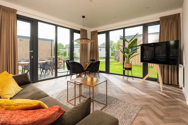 Woonkamer - Charmante eikenlodge vlakbij Holterberg in Rijssen (2)
