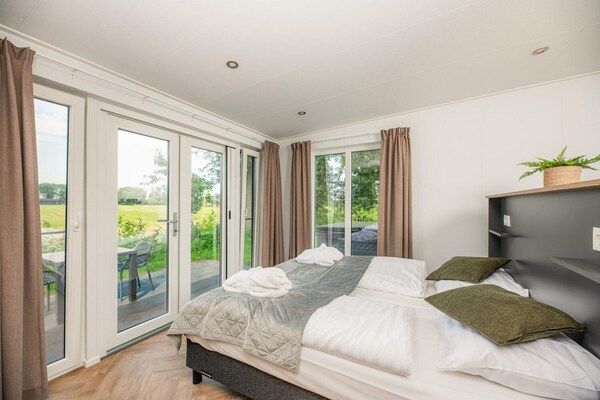 Slaapkamer - Overijssel Holiday Haven met bubbelbad in Rijssen (3)