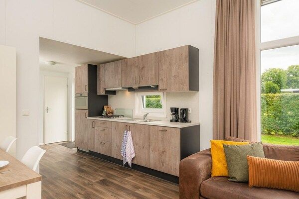 Keuken - Huisdiervriendelijke boslodge met omheinde tuin in Rijssen (5)