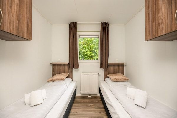 Slaapkamer - Huisdiervriendelijke boslodge met omheinde tuin in Rijssen (4)